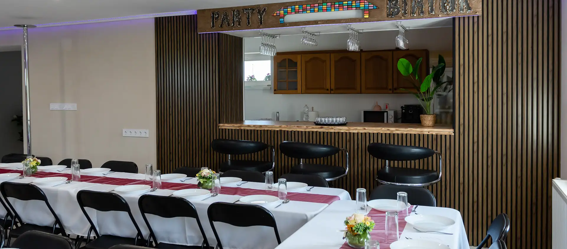 Parti Birtok Rendezvényház - Elegáns rendezvényterem terített asztalokkal